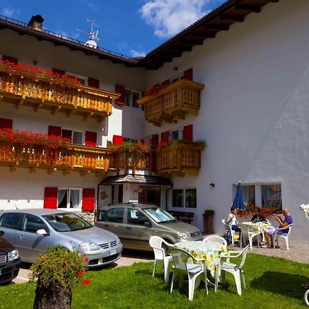 Garni Tyrolia Hotel Campitello di Fassa Luaran gambar