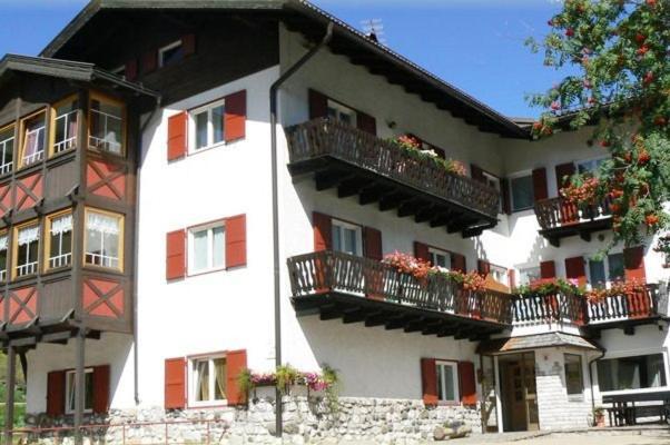 Garni Tyrolia Hotel Campitello di Fassa Luaran gambar