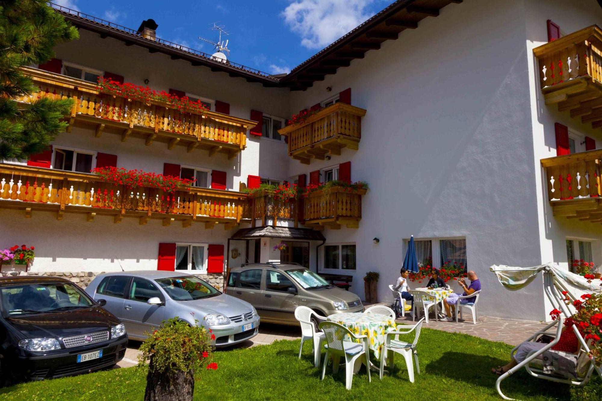 Garni Tyrolia Hotel Campitello di Fassa Luaran gambar