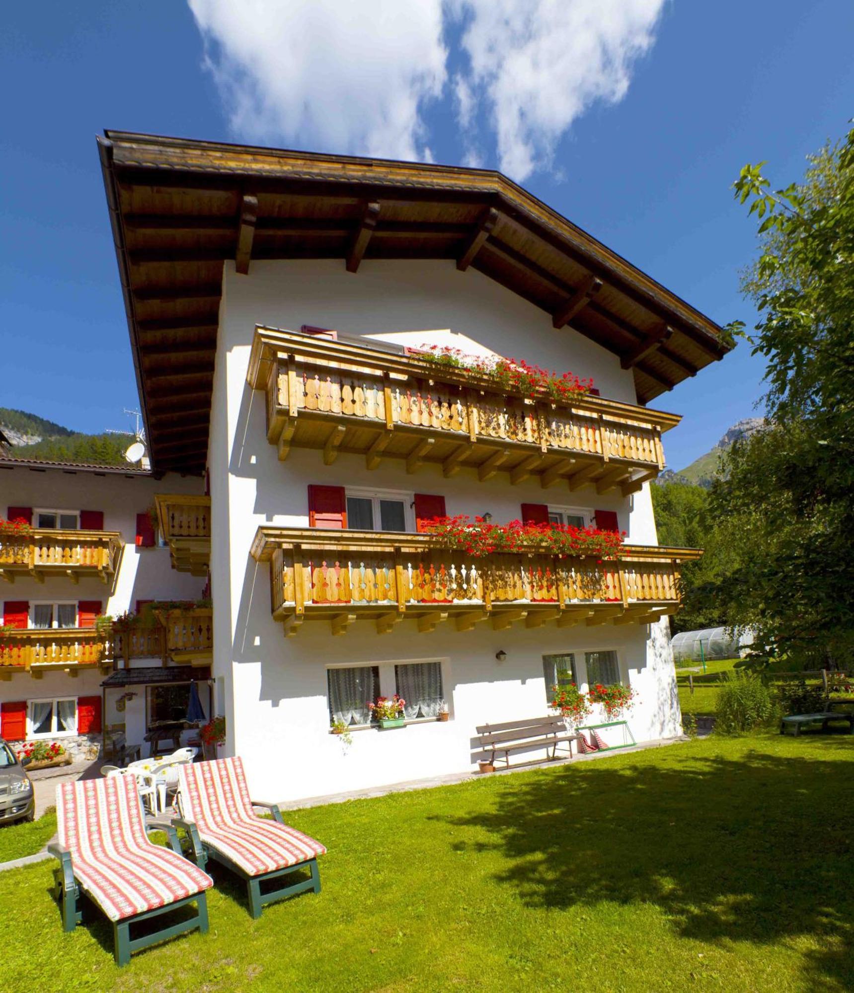 Garni Tyrolia Hotel Campitello di Fassa Luaran gambar