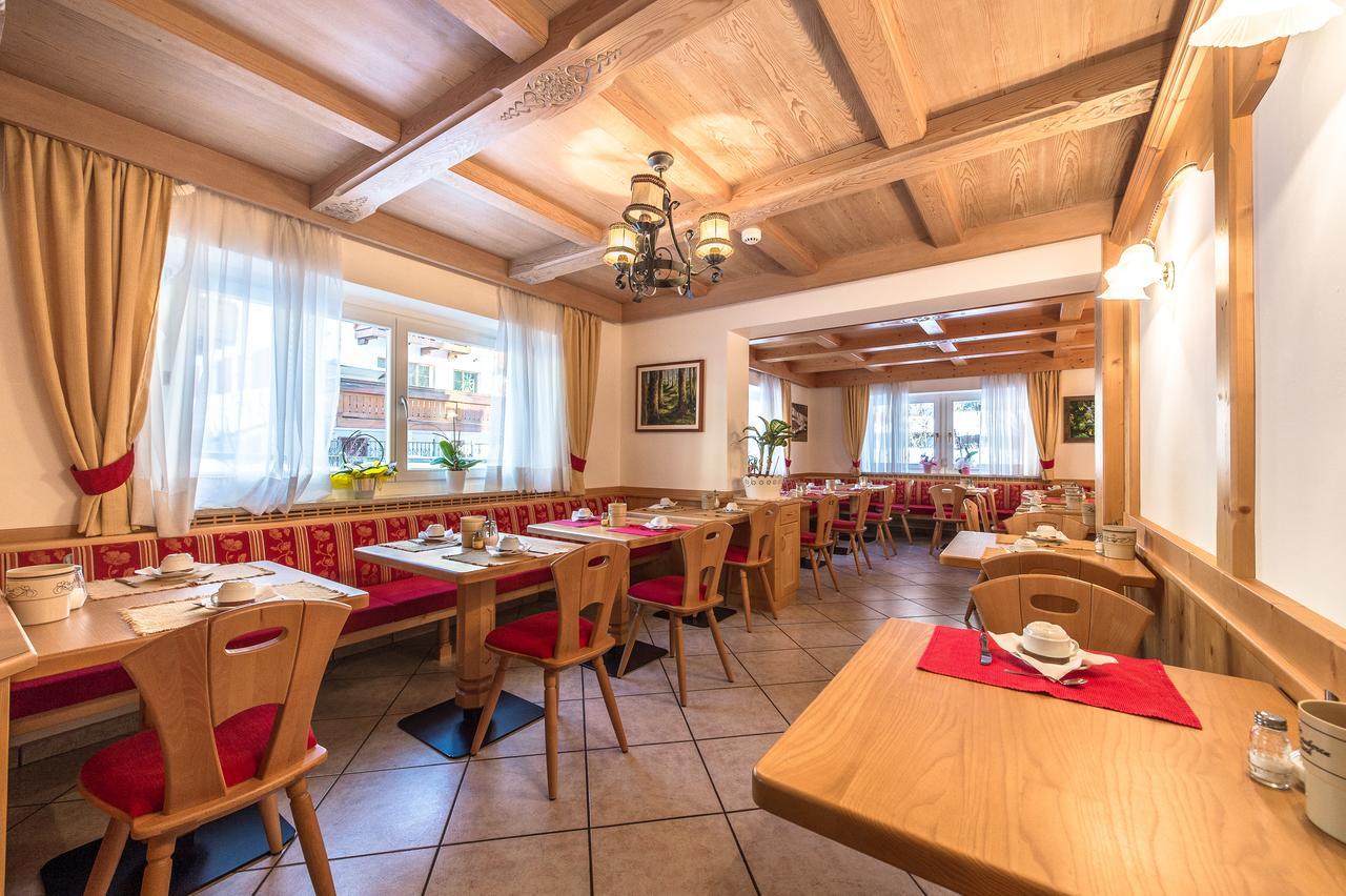 Garni Tyrolia Hotel Campitello di Fassa Luaran gambar