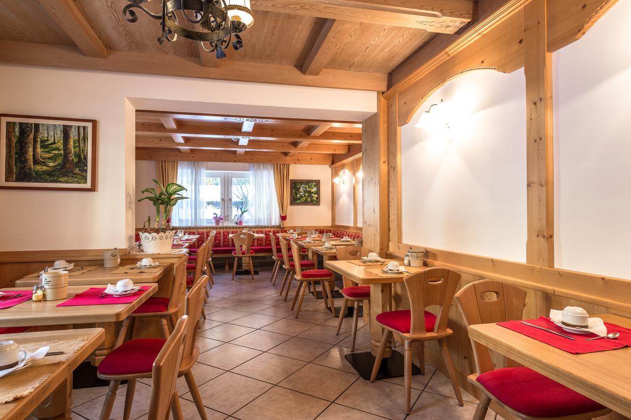 Garni Tyrolia Hotel Campitello di Fassa Luaran gambar