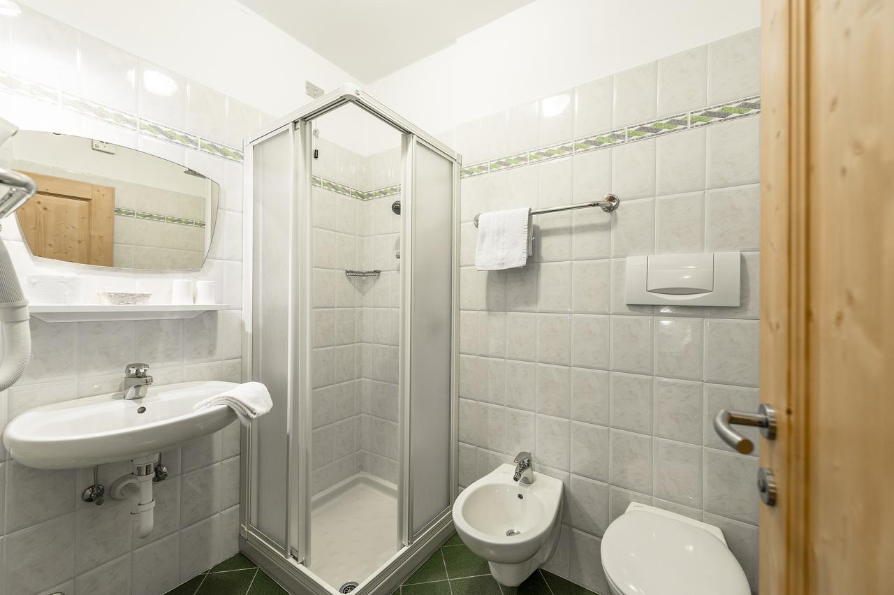 Garni Tyrolia Hotel Campitello di Fassa Luaran gambar