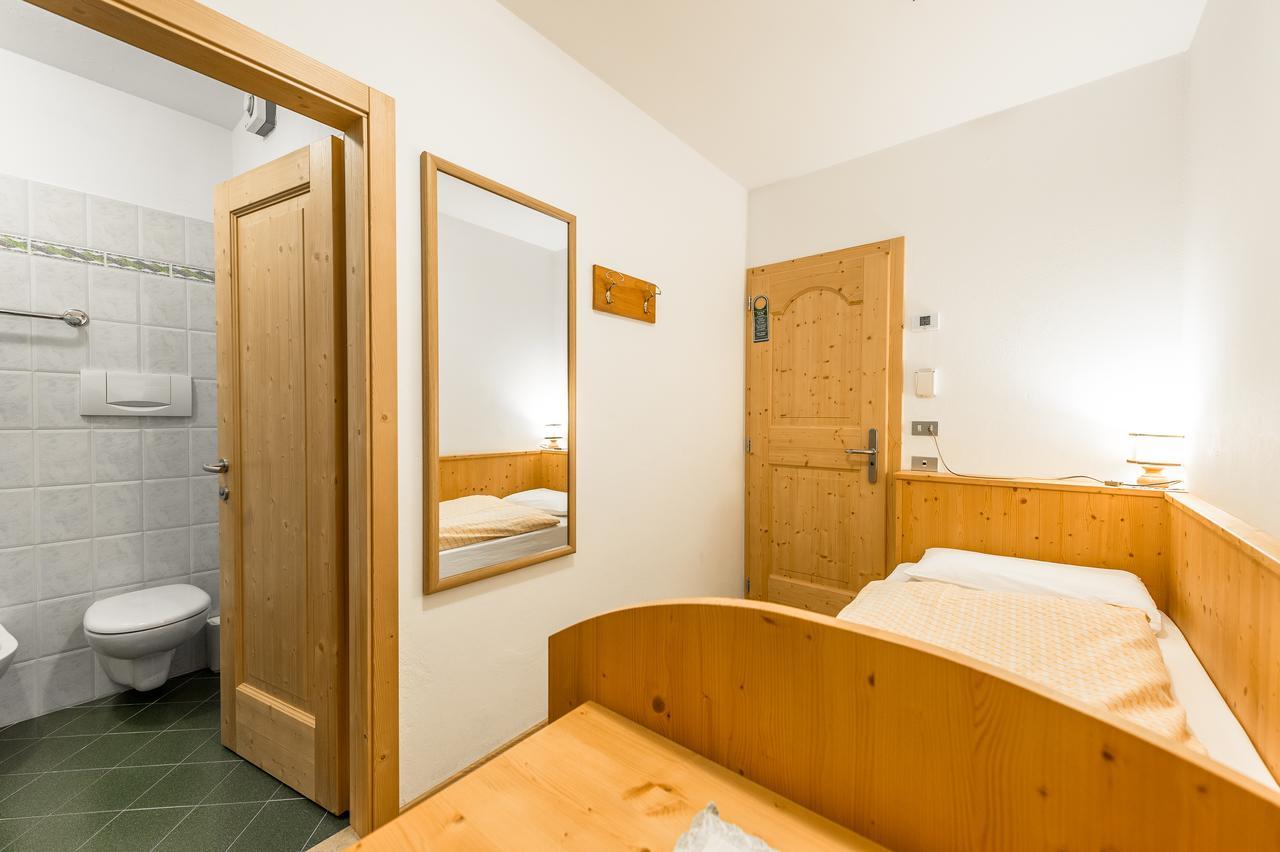 Garni Tyrolia Hotel Campitello di Fassa Luaran gambar