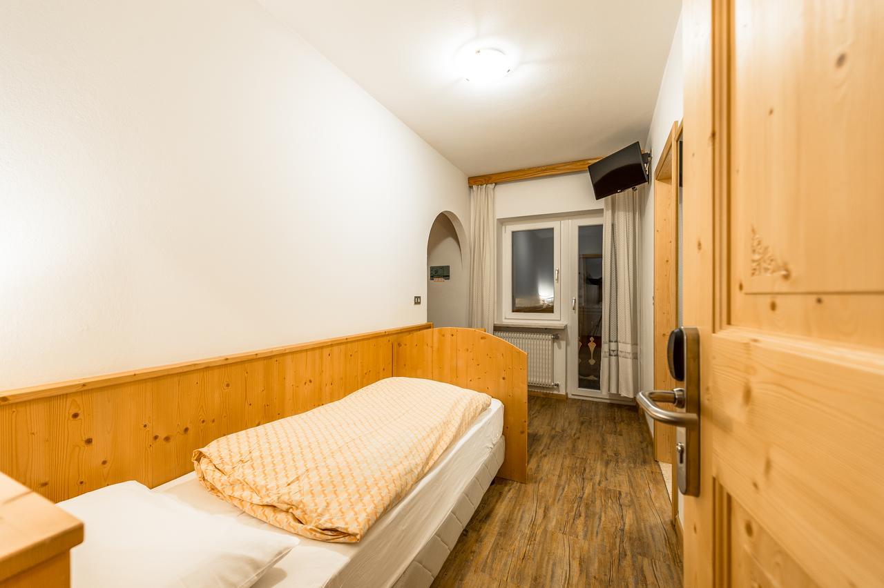 Garni Tyrolia Hotel Campitello di Fassa Luaran gambar