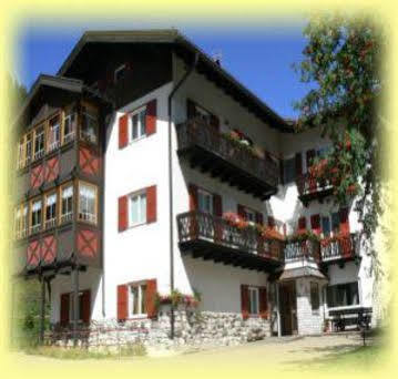 Garni Tyrolia Hotel Campitello di Fassa Luaran gambar