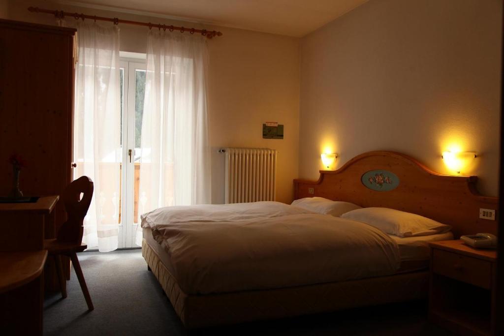 Garni Tyrolia Hotel Campitello di Fassa Bilik gambar